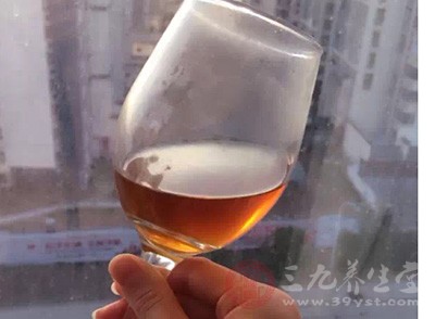 飲酒會降低腦血流量，而腦血流量的降低會引起腦內(nèi)乳酸、氧離子、甲離子