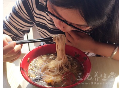 很多上班族吃飯幾乎都不能按照科學(xué)的飲食規(guī)律