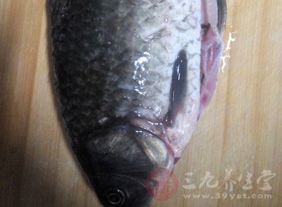 把魚肉洗干凈后去除皮和魚骨剁碎，再將生菜洗干凈切碎