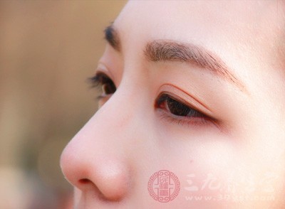 用蜂蜜怎么去眼部皱纹 这样做竟可以快速去皱