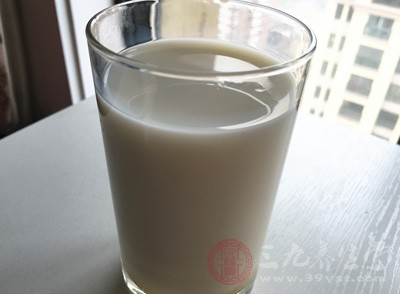所以不能用豆奶或羊奶来替代