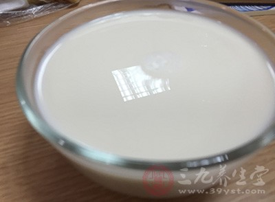 生大豆中含有有毒成分，如果食用未煮熟的豆?jié){未，可引起食物中毒