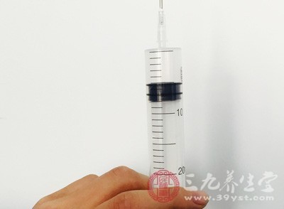 氯化钠是一种电解质补充药物。正常血清钠浓度为135～145mmol/L