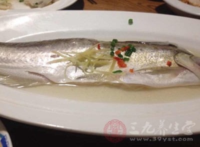 食用有助于調(diào)節(jié)心率的健康食品。多吃鮭魚、沙丁魚或馬鮫魚