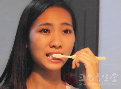 除偶有刷牙出血外并无多少自觉症状,所以不引人注意 除偶有刷牙出血外并无多少自觉症状,所以不引人注意