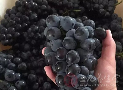 主要是葡萄皮和葡萄籽里的多酚类保健成分