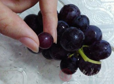 皮和籽中还含有大量的单宁和类黄酮物质 皮和籽中还含有大量的单宁和类黄酮物质