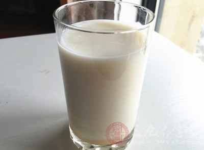 飲食上還應(yīng)該注意攝取奶類，奶類食品仍是他們重要的營(yíng)養(yǎng)來源之一