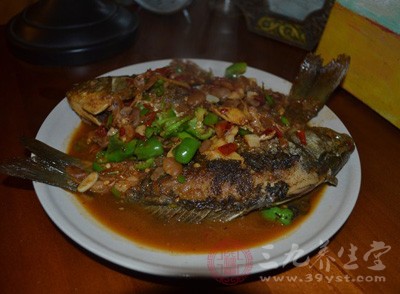 鲫鱼的生命力很强，肉质细嫩