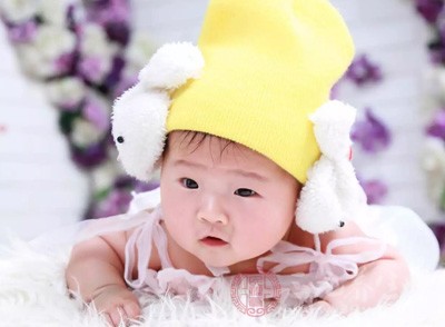 新生儿口腔粘膜柔嫩,血管丰富,较干燥 新生儿口腔粘膜柔嫩,血管丰富,较干燥