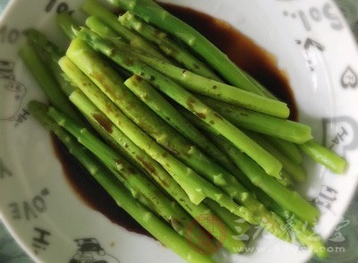 凉拌芦笋前一定要先焯一下 凉拌芦笋前一定要先焯一下