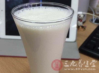 產(chǎn)婦是可以喝牛奶的。牛奶被稱為“白色血液”，是自然界鈣的佳來源