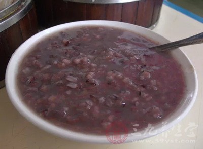 许多人在用紫米做饭时却发现，淘米水会变成紫红色