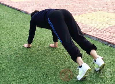 人体出汗多，消耗大