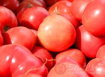 彻底熟透的新鲜西红柿
