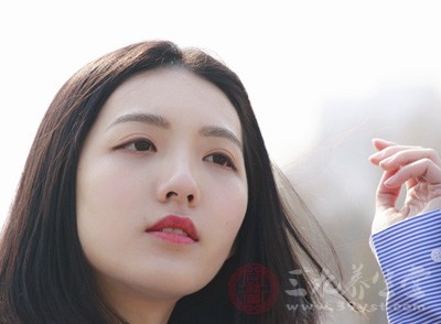 先从涂眼霜手势开始，每次涂抹眼霜搭配一套眼部瑜伽按摩法