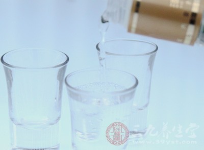 因長期大量飲酒可引起輕度脂肪肝，應(yīng)堅決戒酒