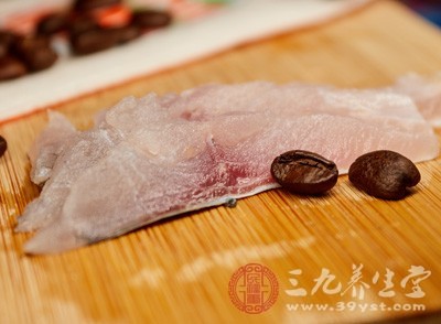 每天75~100克。以雞肉、魚肉、蝦、豬肉等動(dòng)物蛋白為主?？梢远喑砸恍┖．a(chǎn)品