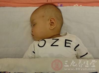 良好的睡眠有利于機(jī)體的新陳代謝，促進(jìn)寶寶的生長(zhǎng)發(fā)育