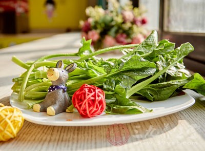 菠菜是有名的補血食物，菠菜內含有豐富的鐵質胡蘿卜素