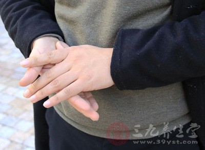 症状为双手表面脱白皮 症状为双手表面脱白皮