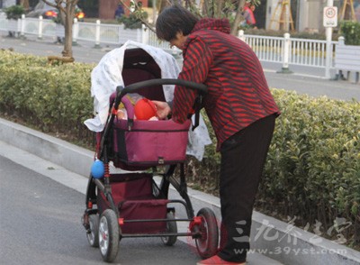 嬰兒車。一般為坐躺兩用