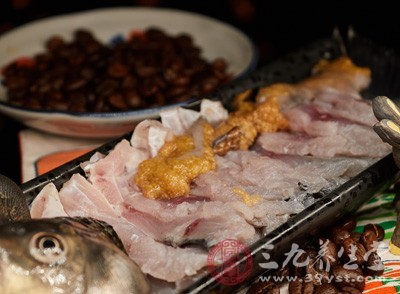 孕婦忌吃未經(jīng)煮熟的魚、肉、蛋等食物