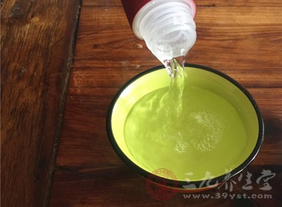 食海鲜时饮用大量啤酒会引起痛风症 食海鲜时饮用大量啤酒会引起痛风症