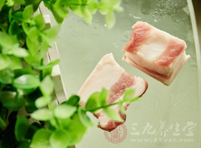 肉、魚、蛋，或220毫升牛乳或豆?jié){等