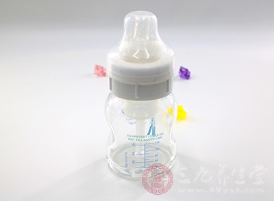 奶嘴孔的大小也要跟宝宝的月龄相适宜