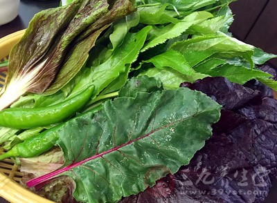 避免刺激性食物和高脂高蛋白類的食物攝入，同時多吃蔬菜