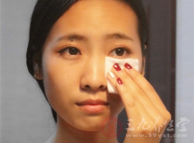 用软毛巾擦洗患处，或洗后再加热水浸浴