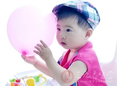 婴儿从6个月大的时候开始在母乳喂养的基础上摄入辅食