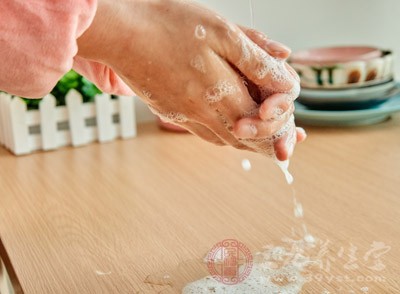 其实在家里，只要按步骤充分洗净双手，肥皂还是洗手液，抗不抗菌都没有太大的区别