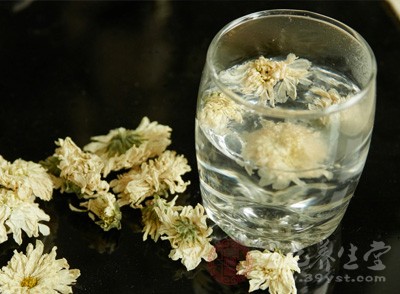 菊花适量，滚水冲泡饮用