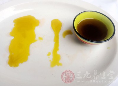 當發(fā)現(xiàn)菜肴上面的油脂膩口，粘度特別大，甚至在熱水中都很難涮掉，十有八九就是地溝油了