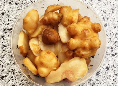 大家在生活中更要少吃咸菜，而且腌制的菜还很容易滋生细菌，吃太多也会伤肝