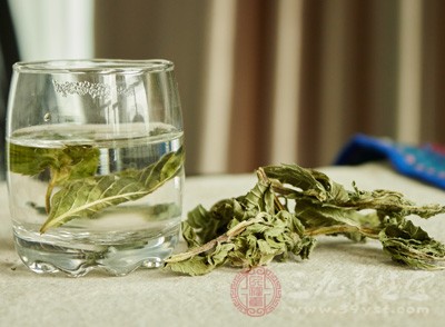 薄荷茶是很適合孕婦的保健茶，它當(dāng)中含有薄荷精和單寧等成分，可以緩解壓力