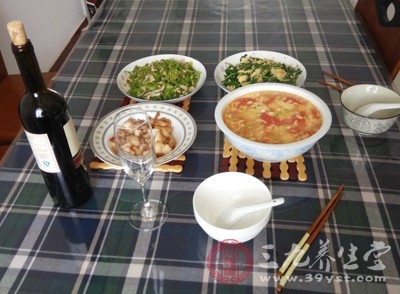 定時定量、少食多餐。癌癥病人普遍食欲不佳.所以飲食應(yīng)注意增加食品花樣