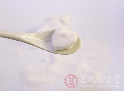 鮮桃用開水湯后去皮、核，搗如泥狀，加白糖適量，開水沖食