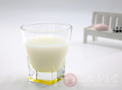 油炸食品、肥肉、西式快餐、牛奶、膨化食品、雪糕等，都是要忌讳的