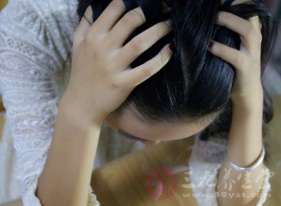 医生认为女性引起乳腺囊肿是肝脏功能出现了一些问题，一般造成这样的原因都是因为过度使用了辛辣和刺激的食物