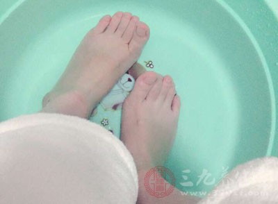 煮好后，將全部姜水倒出，加入適量冷水至40℃左右。泡腳時(shí)水要沒(méi)過(guò)踝部，好邊泡邊搓雙腳