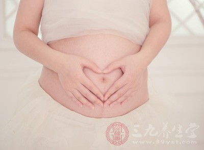 肚臍以上妊娠線直、細(xì)、直達(dá)兩乳間則表示懷男孩