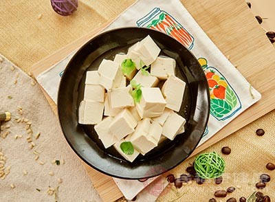 豆腐性寒凉，并且豆腐本身就是一种软食