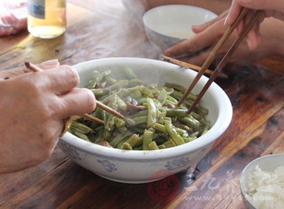 造成身体粘膜破损、溃烂、出血是常见的症状