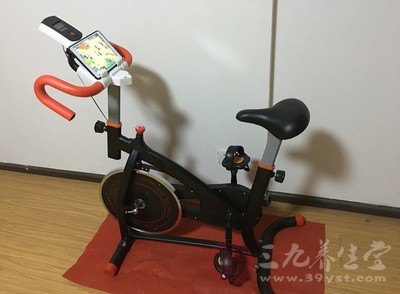 这种运动或在单车上以坐姿蹬车 这种运动或在单车上以坐姿蹬车