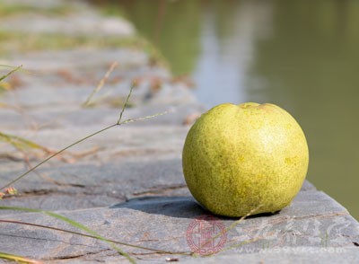 将生梨去皮捣成泥状，然后加入鸡蛋、蜂蜜和橄榄油