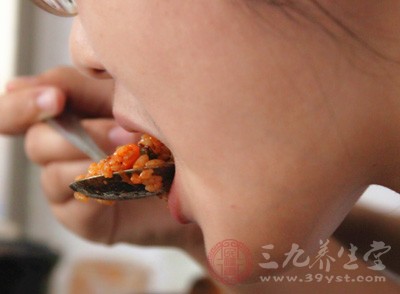 咽干、胸闷、阻塞，进食时加重