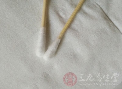 用棉簽時(shí)要注意不要摳或捅進(jìn)去